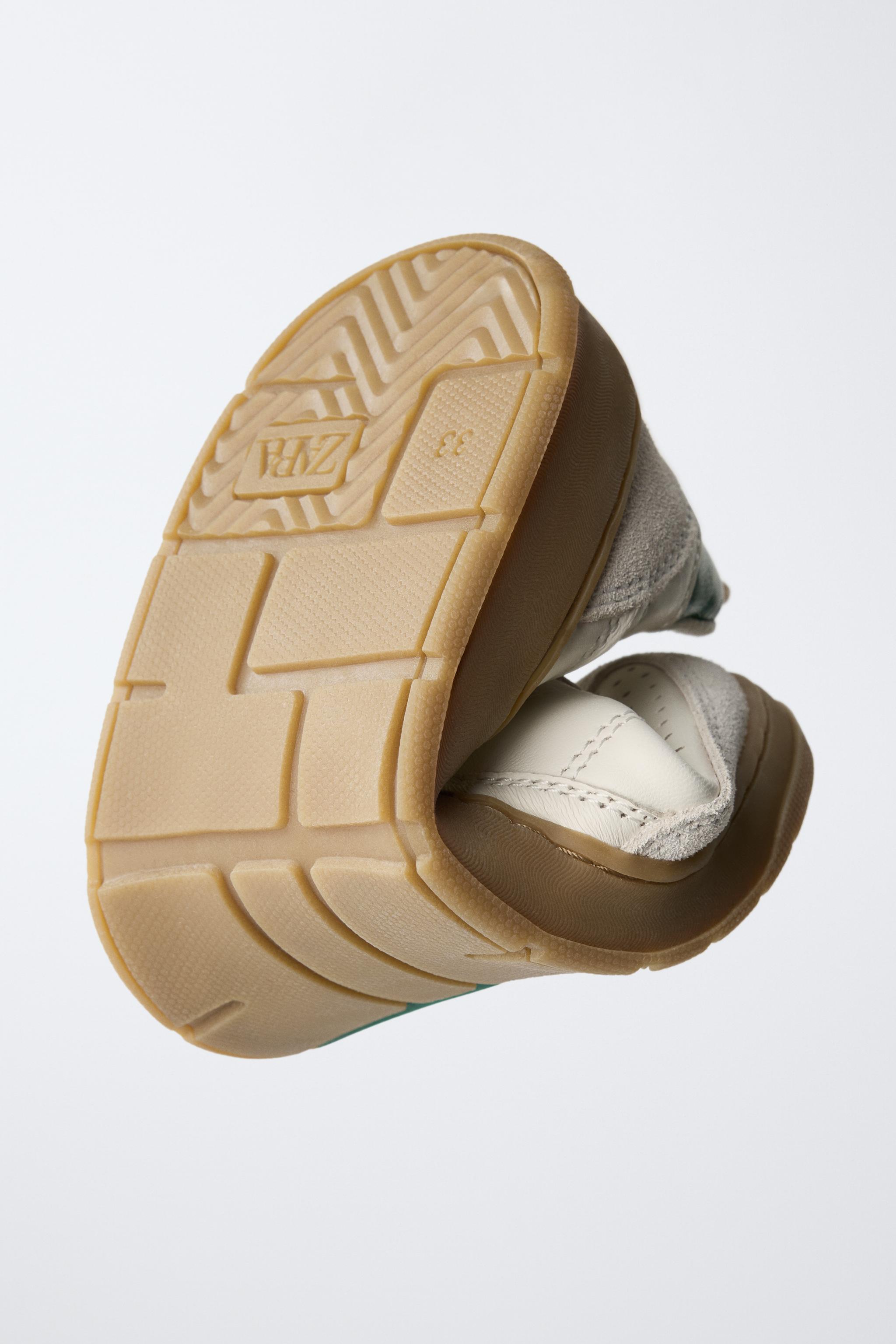 TENNIS EN CUIR PIEDS NUS